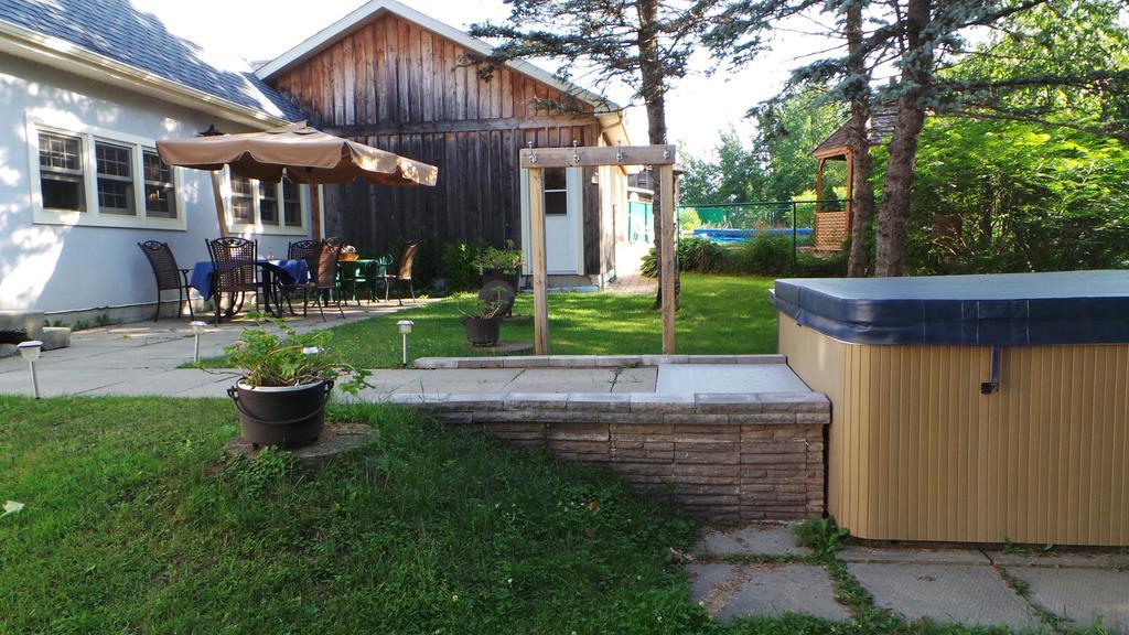 Auberge De La Tour Et Spa Magog Exterior photo