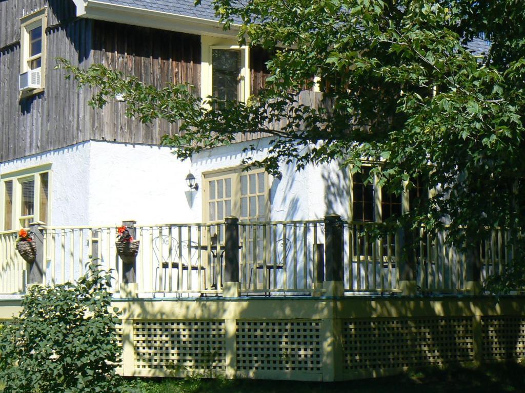 Auberge De La Tour Et Spa Magog Exterior photo